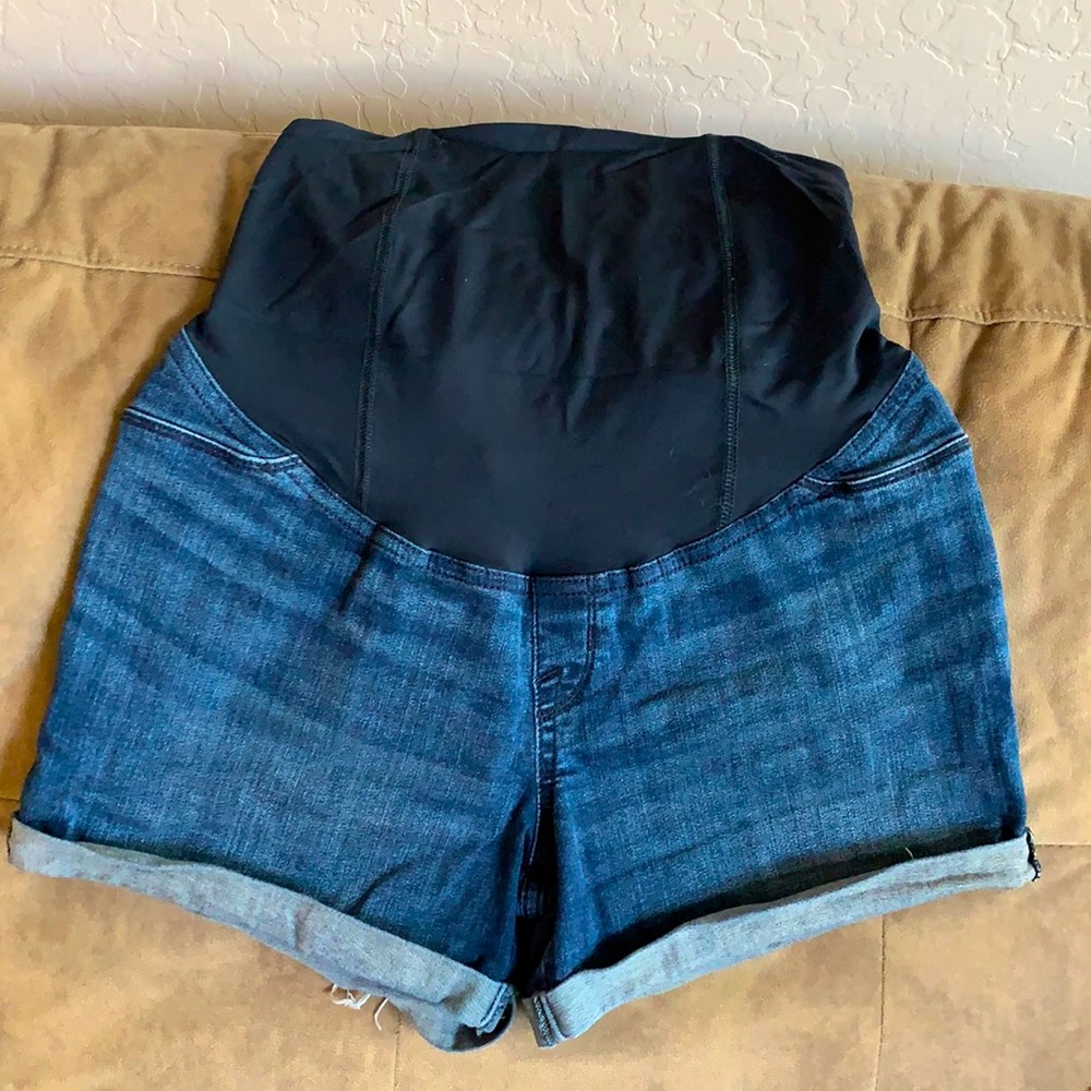 Isabel maternity shorts